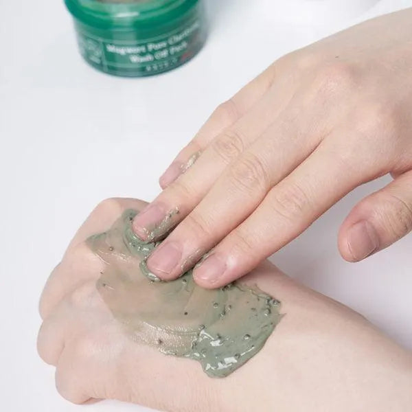 Applying Axis-Y Mugwort Pore Clarifying Wash Off Pack on hand, Korean skincare Nederland