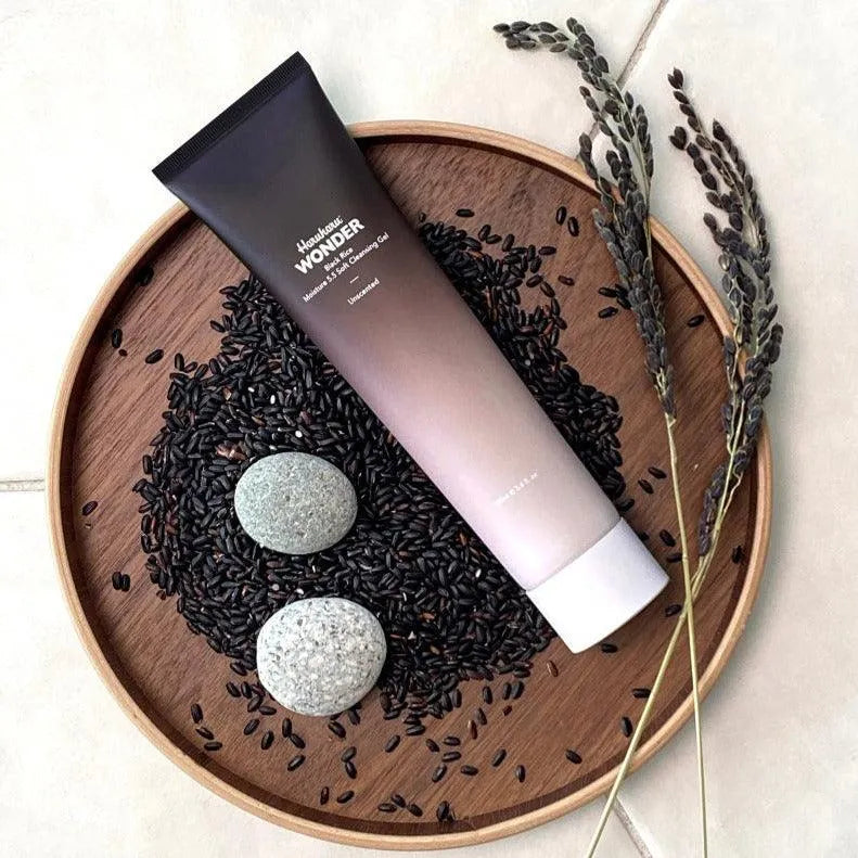 Haruharu Wonder Black Rice Moisture 5.5 Soft Cleansing Gel on black rice in wooden tray, Korean skincare.