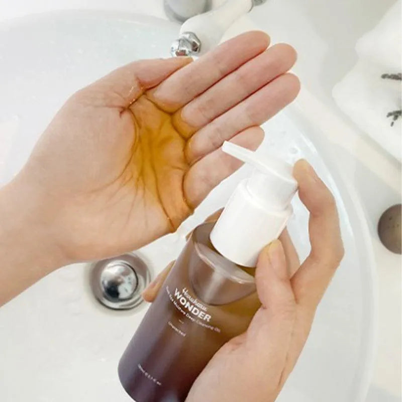 Hand dispensing Haruharu Wonder Black Rice Cleansing Oil, Korean skincare Nederland product