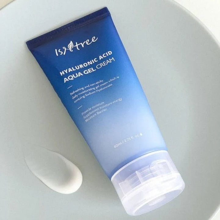 Isntree Hyaluronic Acid Aqua Gel Cream tube on a plate, Korean skincare Nederland