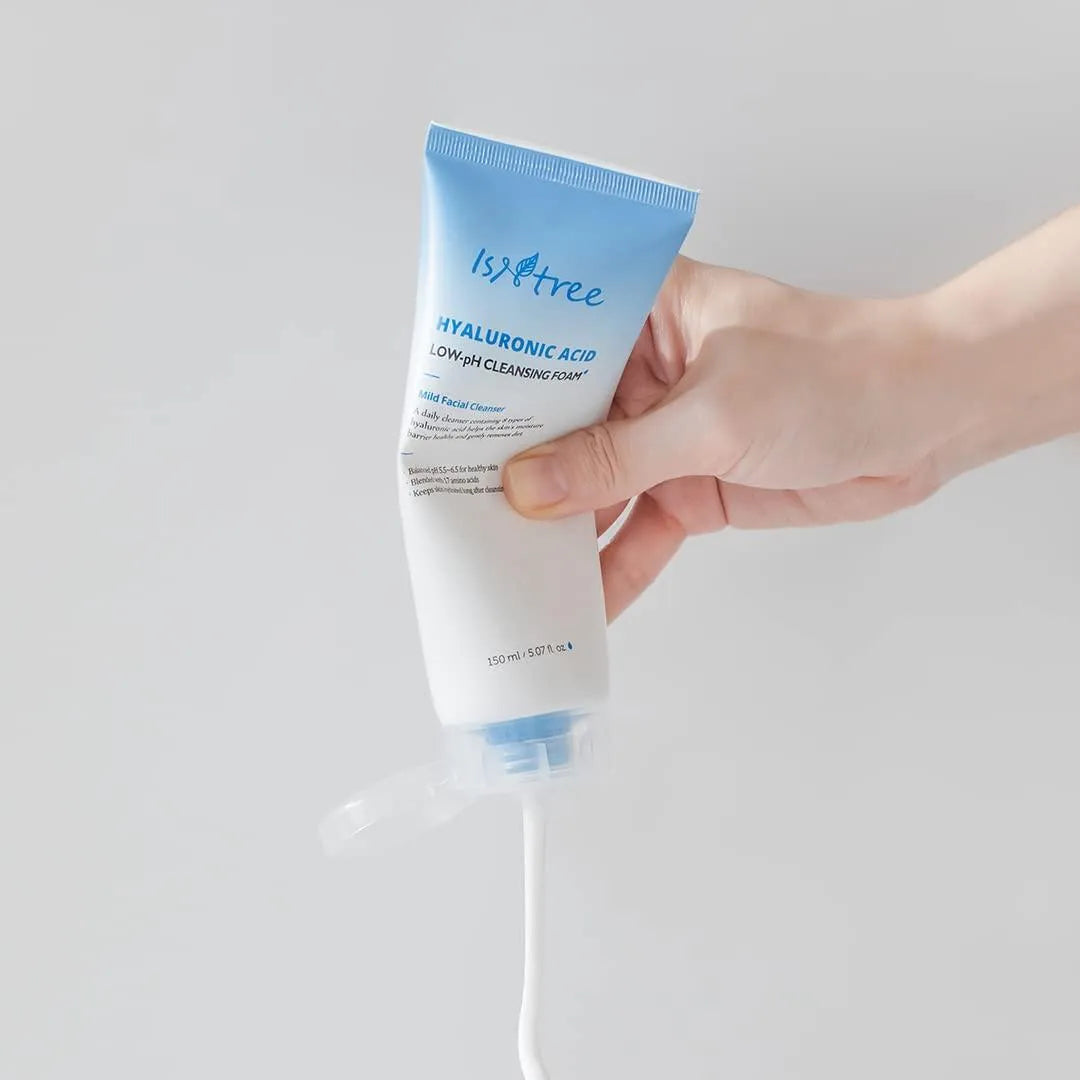 Isntree Hyaluronic Acid Low pH Cleansing Foam tube being squeezed, Korean skincare Nederland