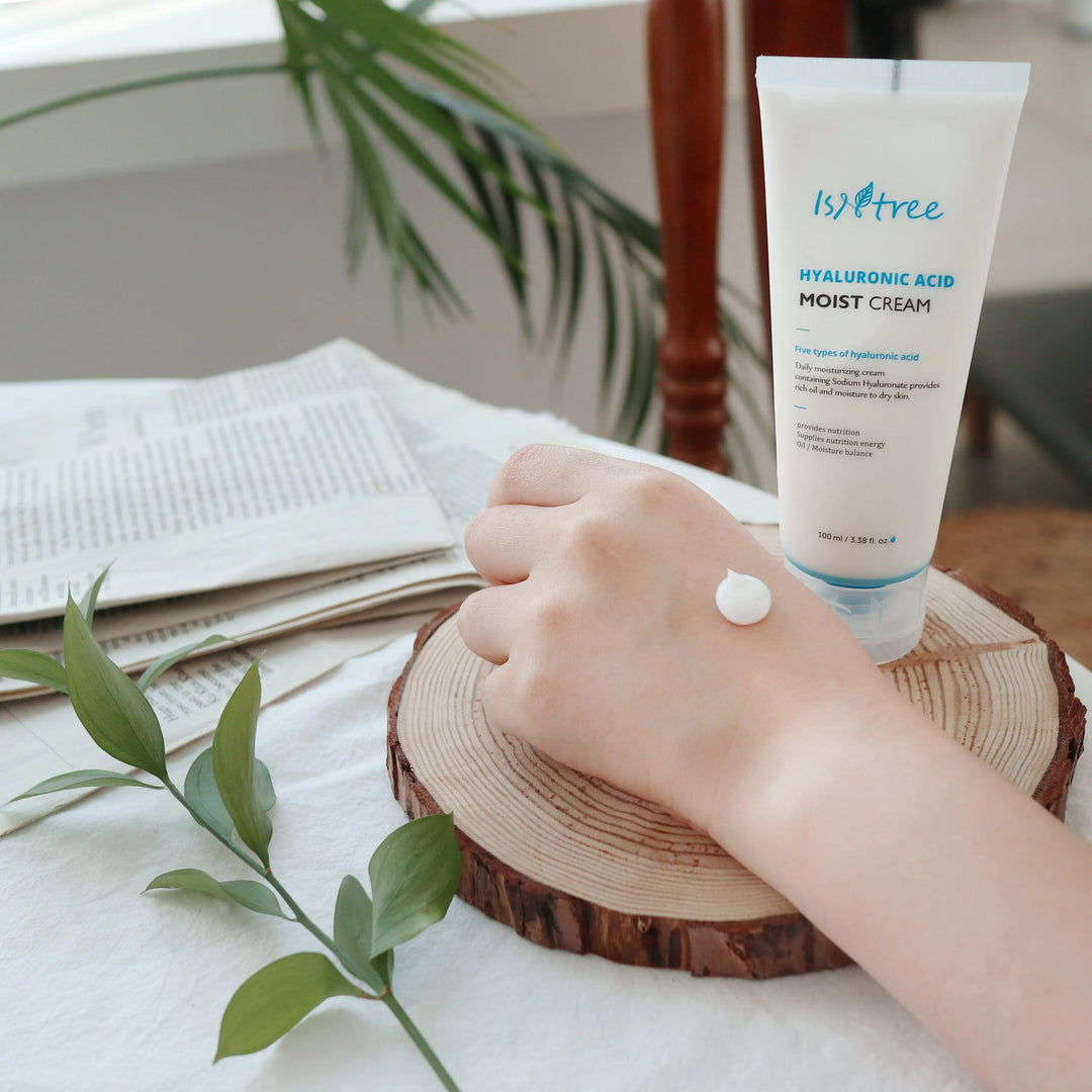 Isntree Hyaluronic Acid Moist Cream on a hand, Korean skincare Me Time Groningen