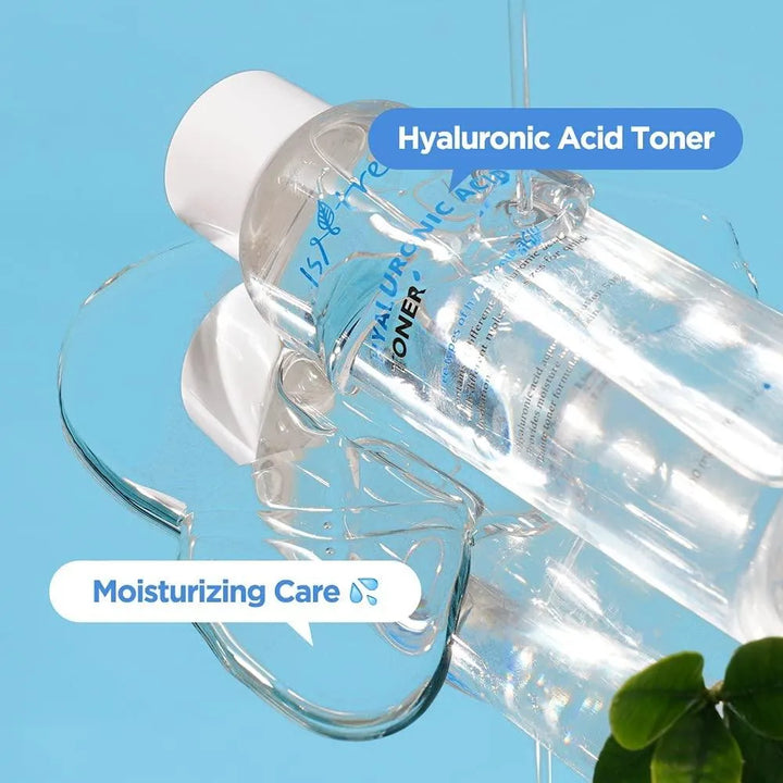 Isntree Hyaluronic Acid Toner bottle on glass with water drops, Korean skincare Nederland