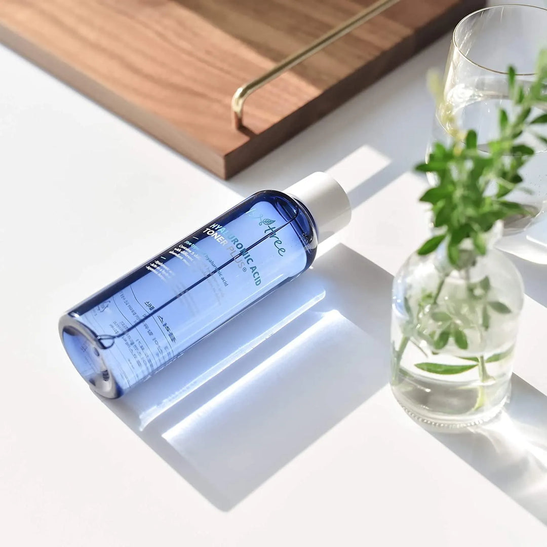 Isntree Hyaluronic Acid Toner Plus on white table with glass vase, Korean skincare Nederland