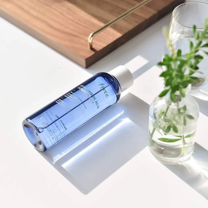 Isntree Hyaluronic Acid Toner Plus on white table with glass vase, Korean skincare Nederland