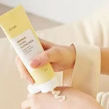 Hands applying iUNIK Propolis Vitamin Sleeping Mask, Korean skincare from Me Time Groningen