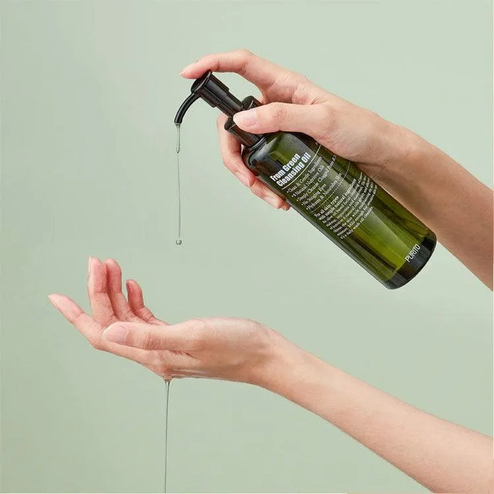 Hand dispensing Purito From Green Cleansing Oil, Korean skincare from Me Time Groningen