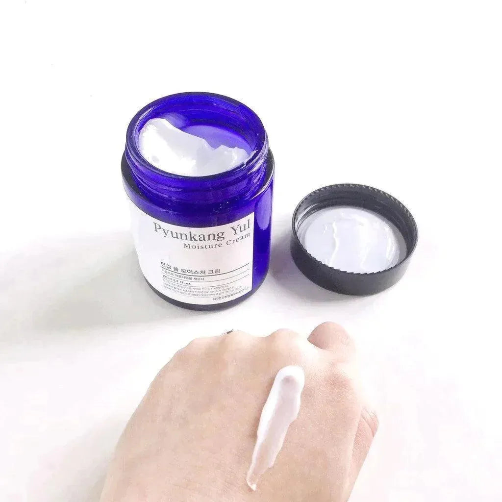 Pyunkang Yul Moisture Cream jar with cream applied on a hand, Korean skincare Nederland