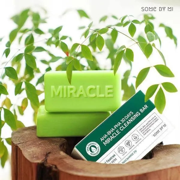 Some By Mi AHA BHA PHA 30 Days Miracle Cleansing Bar on wooden surface with green leaves, Korean skincare Nederland