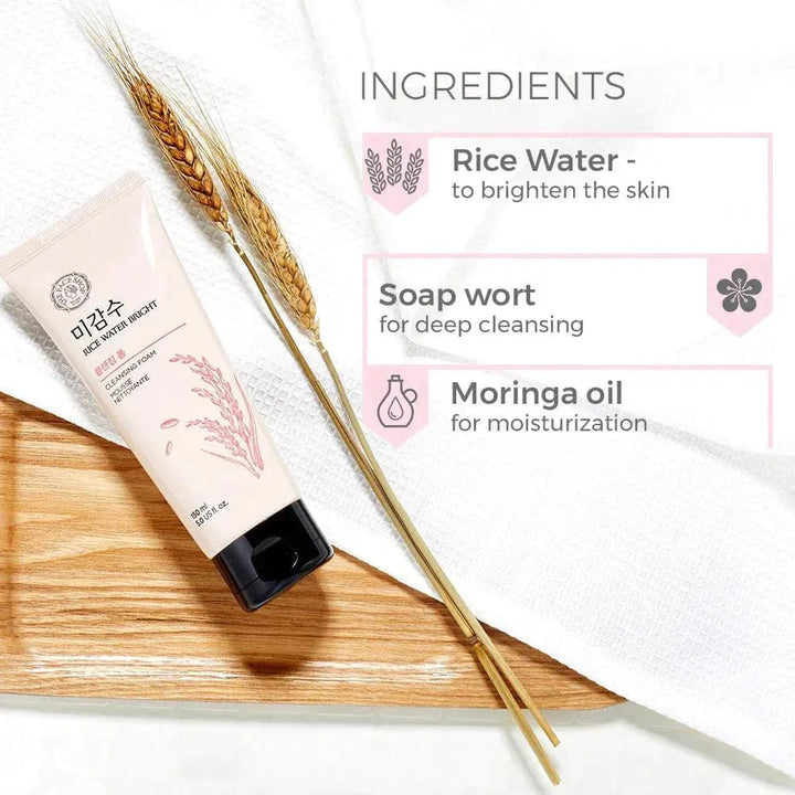 The Face Shop Rice Water Bright Cleansing Foam on wooden tray with rice stalks and ingredients list, Korean skincare Nederland
